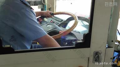 公交车司机掌握<strong>方向盘</strong>实拍